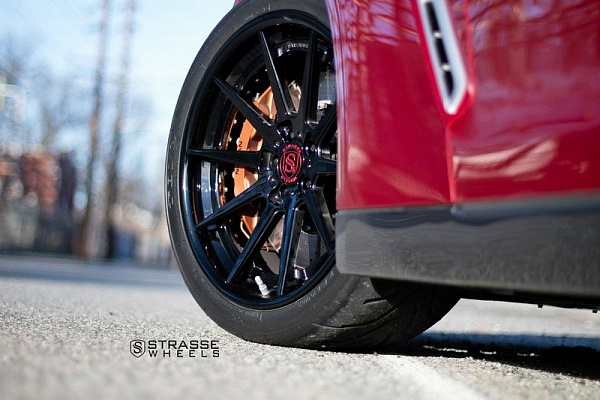 Фото дисков Strasse Wheels R10 Deep Concave FS Черный глянец на Nissan GT-R