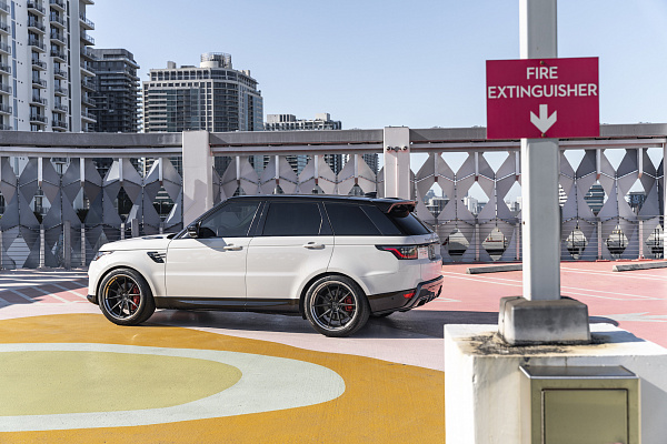 Фото дисков Strasse Wheels SV10 Deep Concave FS Черный сатин на Range Rover Sport II