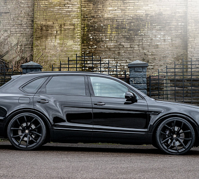 Фото дисков Kahn Type 54 на Bentley Bentayga