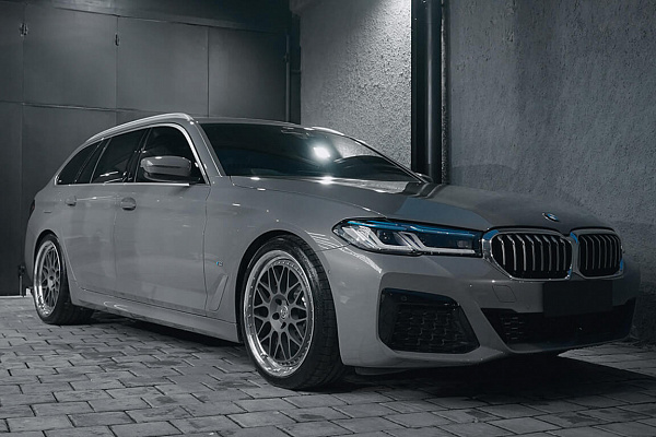 Фото дисков HRE 300 Сатиновый графит на BMW 5/M5 (G30/F90)