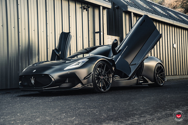 Фото дисков Vossen VPS-1 Черный глянец на Maserati MC20