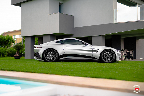 Aston Martin Vantage 4