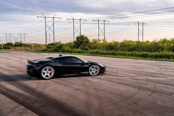 Фото дисков Strasse Wheels F5 Track Глянцевый лак на Ferrari SF90