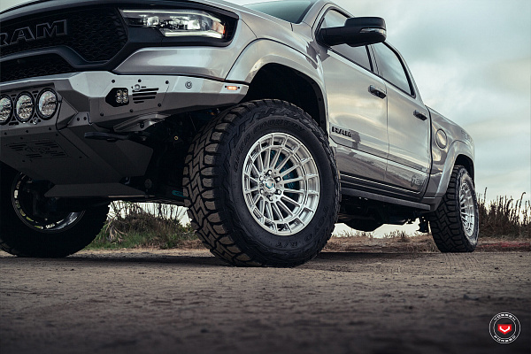 Фото дисков Vossen LCX-01 Глянцевый лак на Ram 1500 V