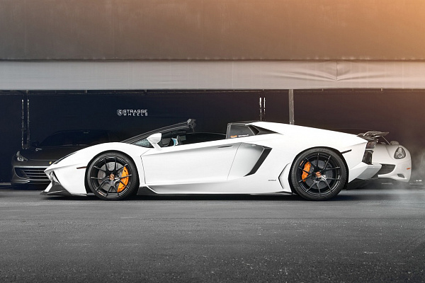 Фото дисков Strasse Wheels SM5R Deep Concave Monoblock Черный глянец на Lamborghini Aventador