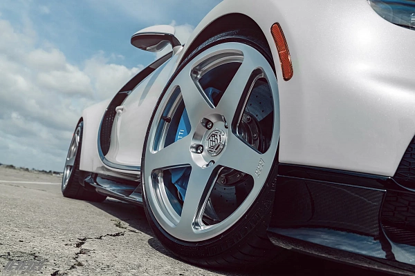 Фото дисков 1886 Wheels S005 Сатиновый лак на Bugatti Chiron