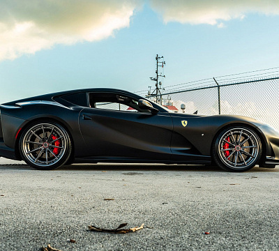 Фото дисков 1886 Wheels G010 на Ferrari 812