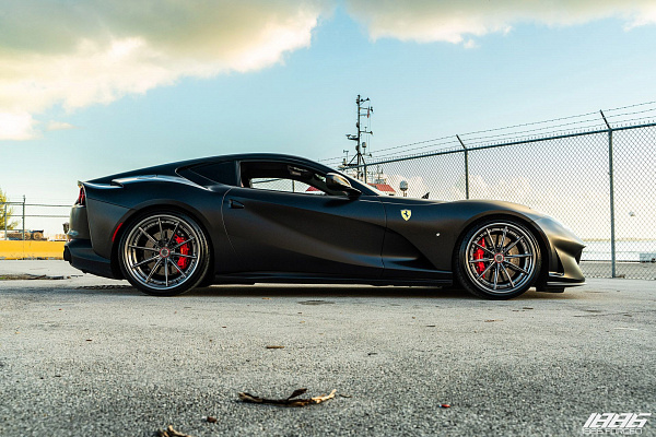 Фото дисков 1886 Wheels G010 Глянцевый темный лак на Ferrari 812