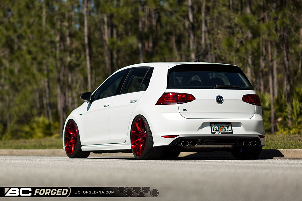 Фото дисков BC Forged RZ39 Красный глянец на Volkswagen Golf VII