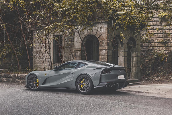 Фото дисков Brixton Forged PF7 Сатиновый темный лак на Ferrari 812
