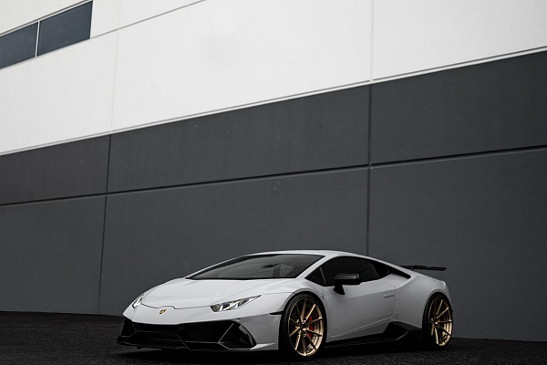 Фото дисков Anrky AN28 Глянцевое темное золото на Lamborghini Huracan
