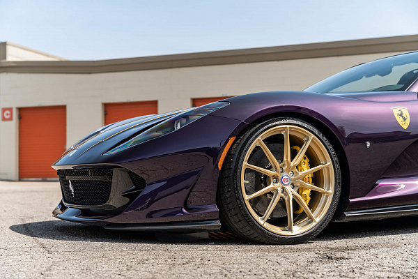 Фото дисков HRE P104SC Глянцевое золото на Ferrari 812