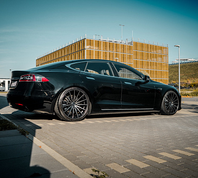 Фото дисков Vossen VFS-2 на Tesla Model S