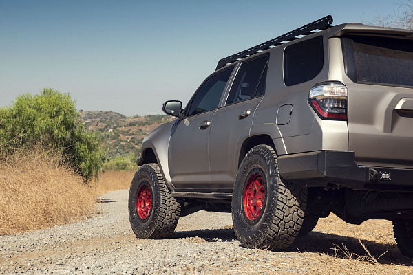 Фото дисков Black Rhino RENO Красный глянец на Toyota 4Runner V
