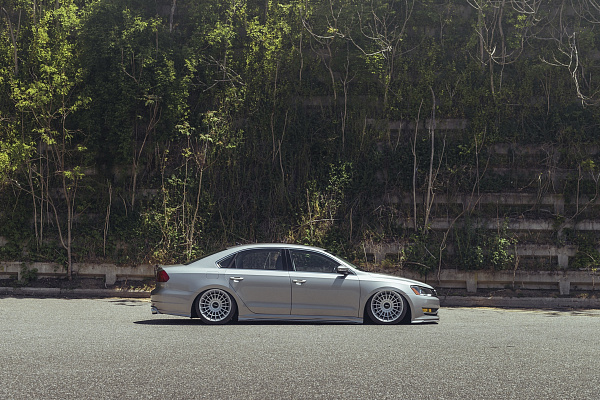 Фото дисков Rotiform LAS-R Сатиновый лак на Volkswagen Passat B8