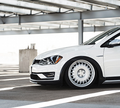 Фото дисков Rotiform PMF на Volkswagen Golf VIII