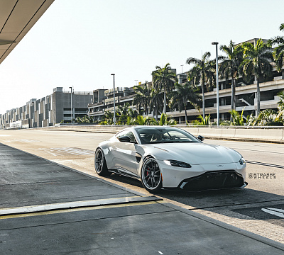 Фото дисков Strasse Wheels SV1T Deep Concave FS на Aston Martin Vantage 2