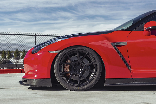 Фото дисков Rotiform KPS Черный сатин на Nissan GT-R