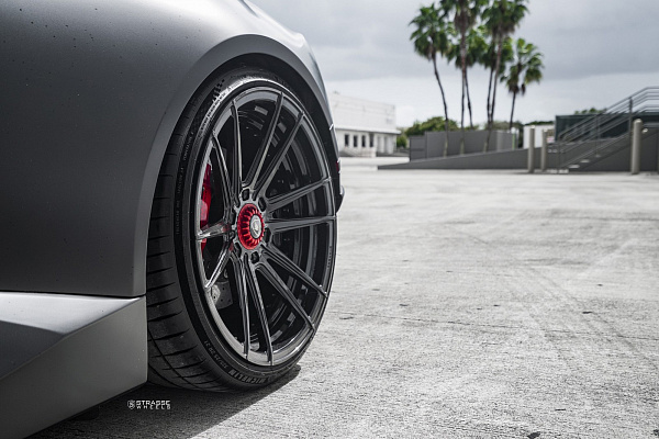 Фото дисков Strasse Wheels SV12 Deep Concave Duoblock Черный глянец на Lamborghini Huracan