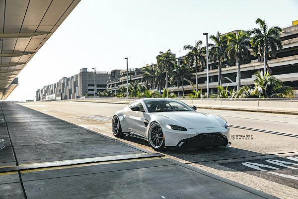 Фото дисков Strasse Wheels SV1T Deep Concave FS Другой цвет на Aston Martin Vantage 2