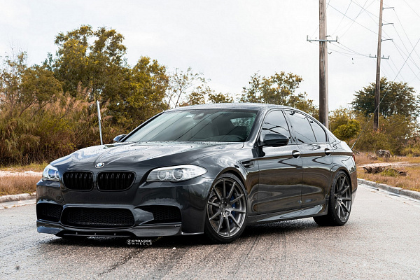 Фото дисков Strasse Wheels R10 Deep Concave Monoblock Сатиновый темный лак на BMW 5/M5 (F10)