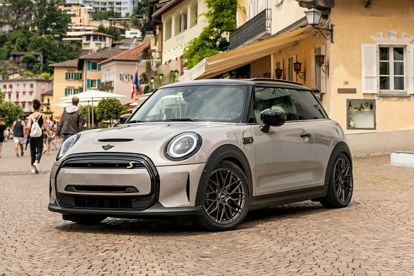Фото дисков Bola B17 Сатиновый графит на MINI Cooper III