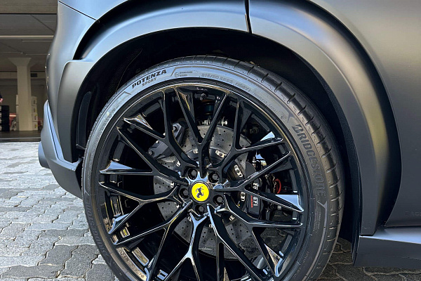 Фото дисков HRE P200 Черный глянец на Ferrari Purosangue