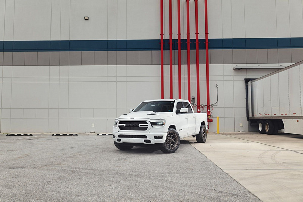 Фото дисков 4PLAY 4P55 Сатиновая темная бронза на Ram 1500 V