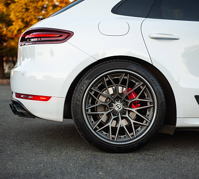 Фото дисков HRE S200 на Porsche Macan I