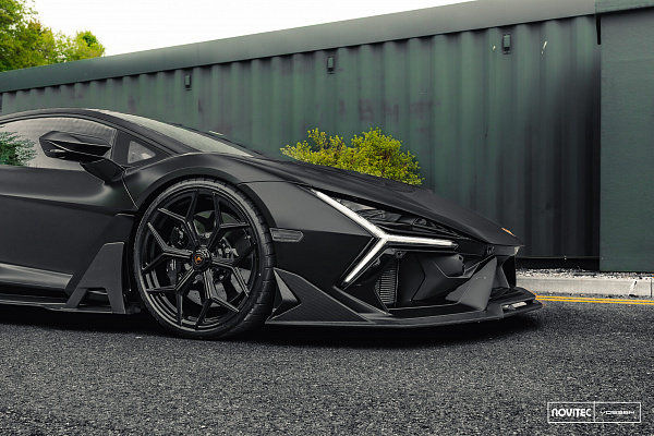 Фото дисков NOVITEC NL4 Черный глянец на Lamborghini Revuelto