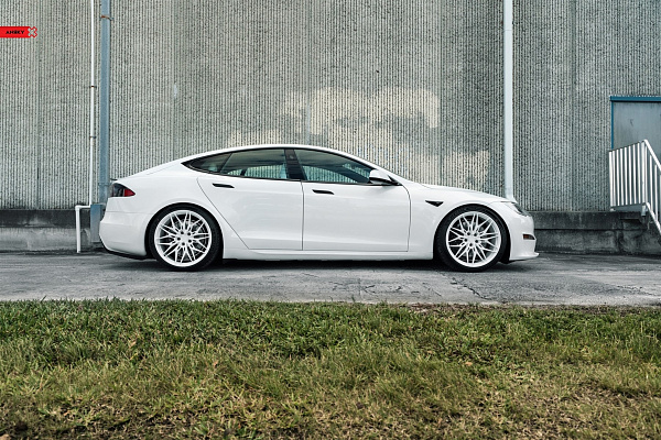 Фото дисков Anrky S1-X1 Белый глянец на Tesla Model S