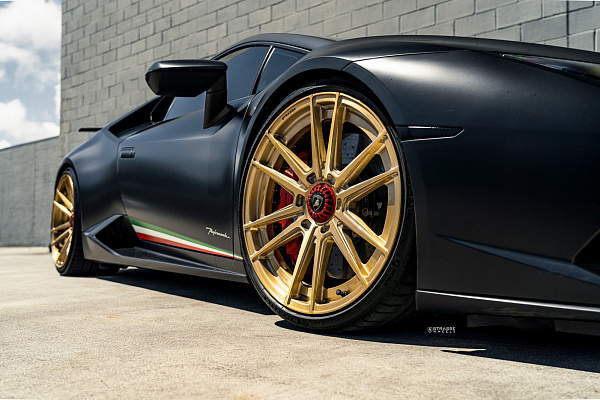 Фото дисков Strasse Wheels SV12 Deep Concave Duoblock Сатиновое золото на Lamborghini Huracan