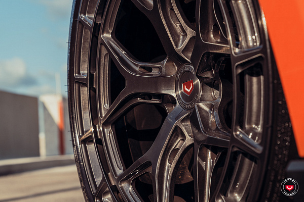 Фото дисков Vossen LC3-01 Глянцевый темный лак на Ford Mustang VI