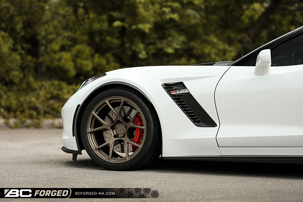 Фото дисков BC Forged RZ05 Сатиновая бронза на Chevrolet Corvette C7