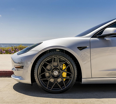 Фото дисков HRE FF01 на Tesla Model 3