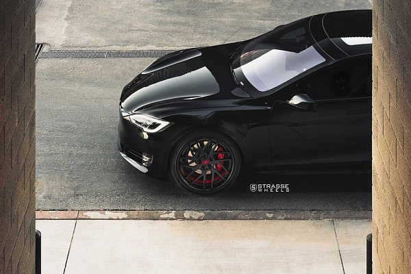 Фото дисков Strasse Wheels SM7T Deep Concave Черный глянец на Tesla Model S