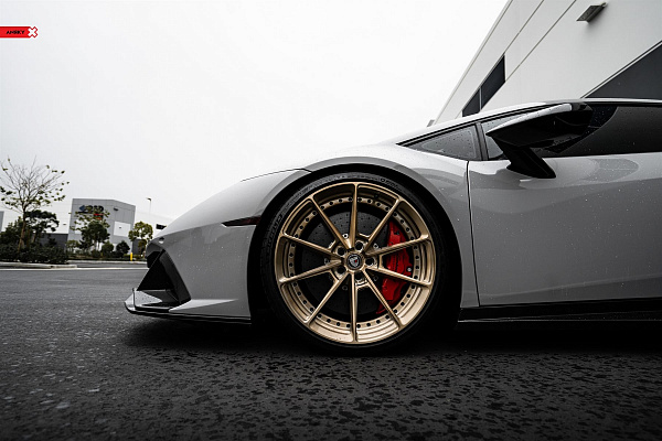 Фото дисков Anrky AN28 Глянцевое темное золото на Lamborghini Huracan