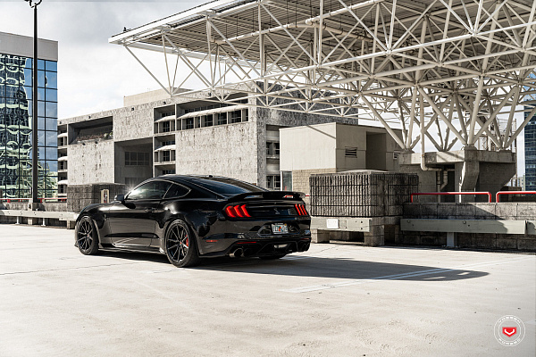 Фото дисков Vossen M-X2 Черный глянец на Ford Mustang VI