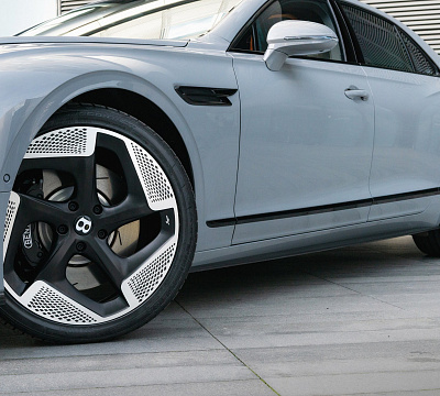 Фото дисков Kahn Type 8 на Bentley Flying Spur III