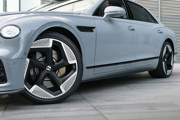 Фото дисков Kahn Type 8 Черный матовый на Bentley Flying Spur III