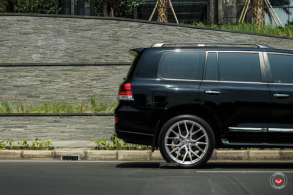 Фото дисков Vossen M-X3 Глянцевый лак на Toyota Land Cruiser 200