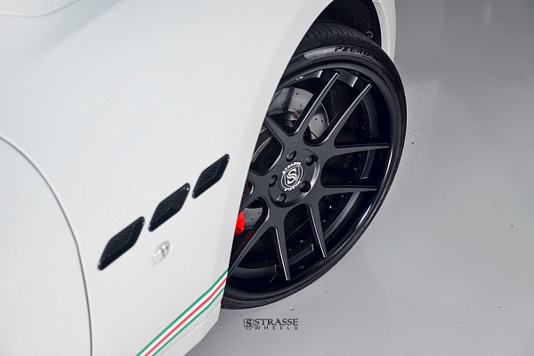 Фото дисков Strasse Wheels SM5 Deep Concave Черный сатин на Maserati GranTurismo I