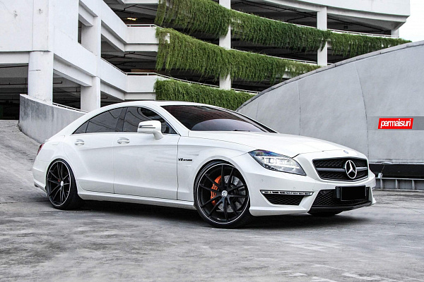 Фото дисков HRE P104 Черный сатин на Mercedes-Benz CLS (C218)