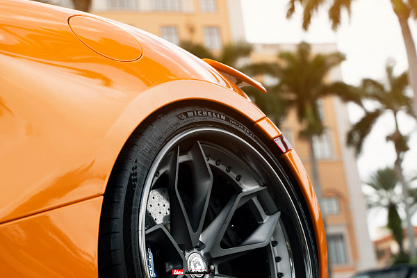 Фото дисков HRE S201 Сатиновый графит на McLaren 720S