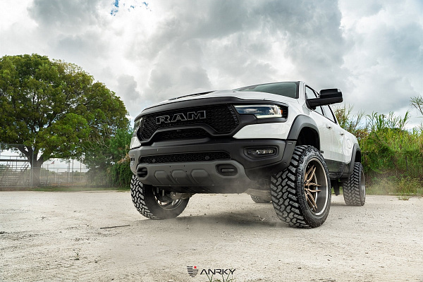 Фото дисков Anrky AN36 Сатиновое золото на Ram 1500 V