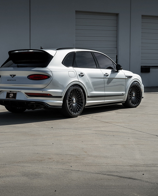 Фото дисков HF-8 Черный глянец на Bentley Bentayga