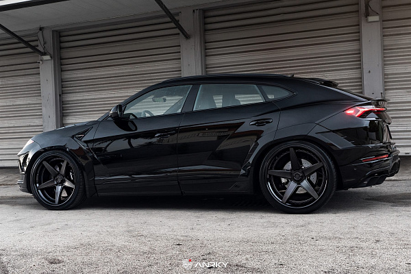 Фото дисков Anrky RS5.3 Черный сатин на Lamborghini Urus