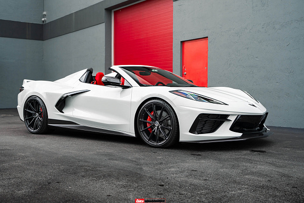 Фото дисков HRE P104SC Черный глянец на Chevrolet Corvette C8