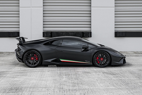 Фото дисков Strasse Wheels SV12 Deep Concave Duoblock Черный глянец на Lamborghini Huracan