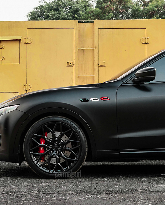 Фото дисков HF-2 Черный глянец на Maserati Levante